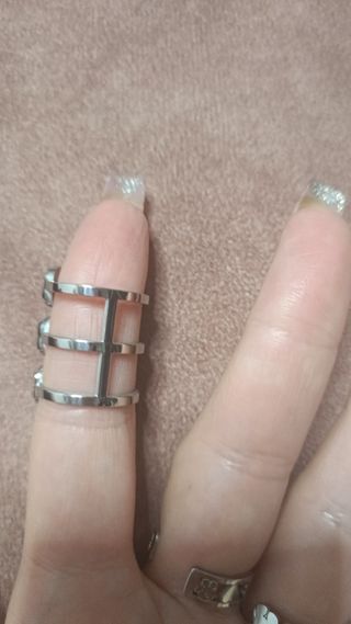 Anillo plateado con diseño de barras