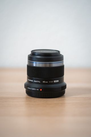 Olympus Zuiko 45mm F1.8 Negro