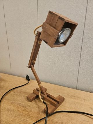 Lámpara de mesa de madera