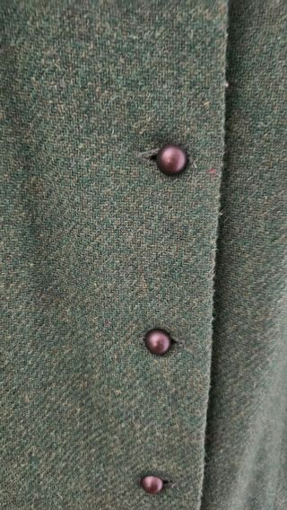 Abrigo verde Dolores Promesas.