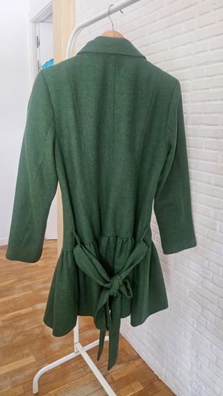 Abrigo verde Dolores Promesas.