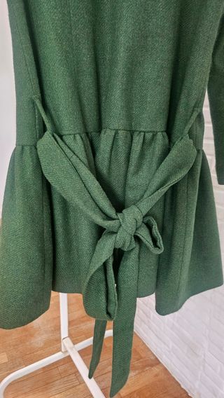 Abrigo verde Dolores Promesas.