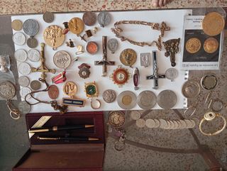 Lote de medallas y monedas antiguas.