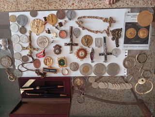 Lote de medallas y monedas antiguas.
