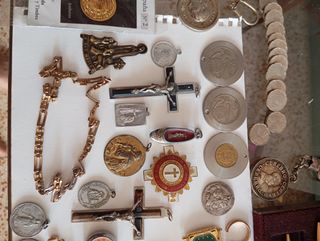 Lote de medallas y monedas antiguas.