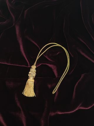 Borla antigua. Mide 8 cm y el cordón 26.