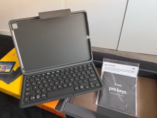 Funda Teclado ZAGG Pro Keys iPad 10.2