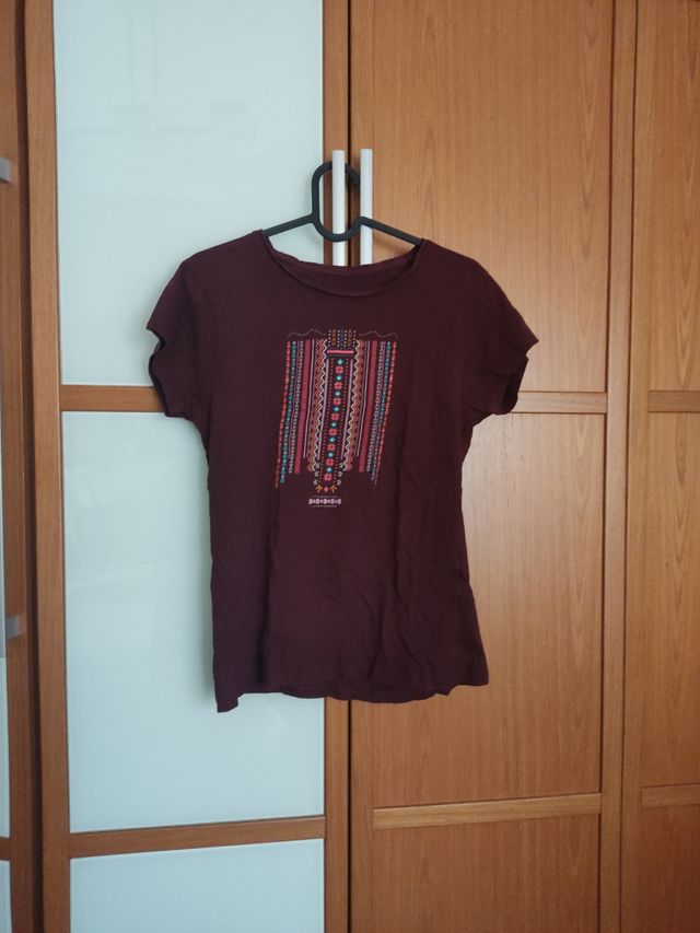 Camiseta morada con estampado étnico