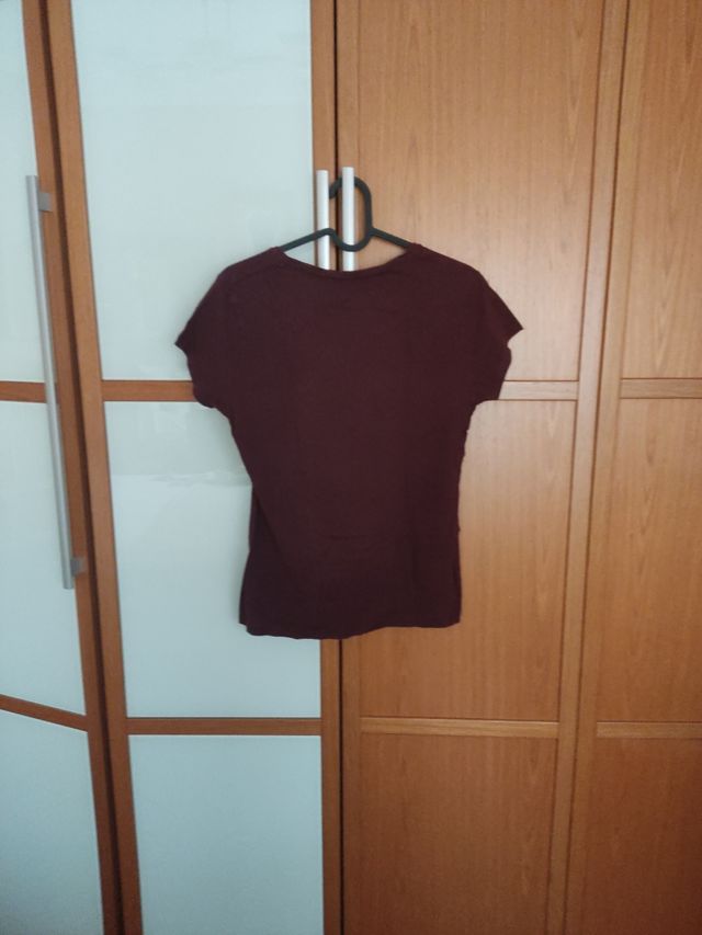 Camiseta morada con estampado étnico