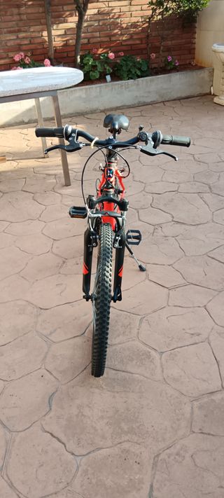 Bicicleta infantil roja