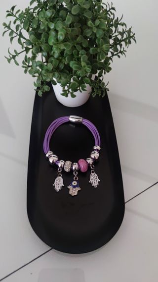 Pulsera morada con abalorios y Hamsa