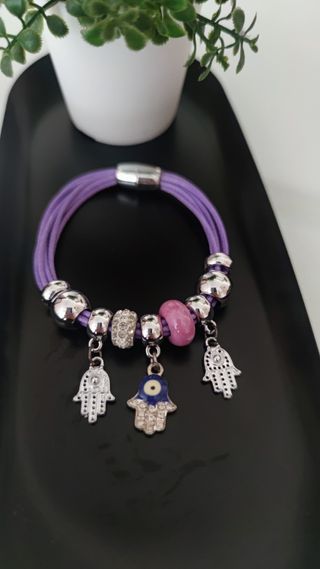 Pulsera morada con abalorios y Hamsa
