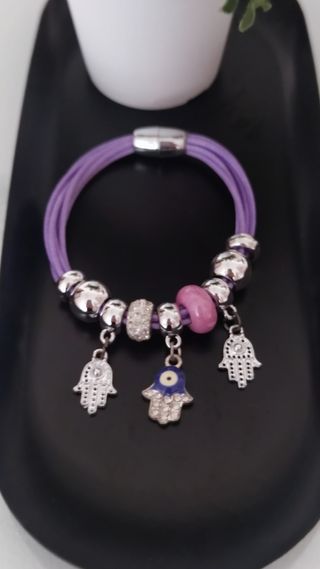 Pulsera morada con abalorios y Hamsa