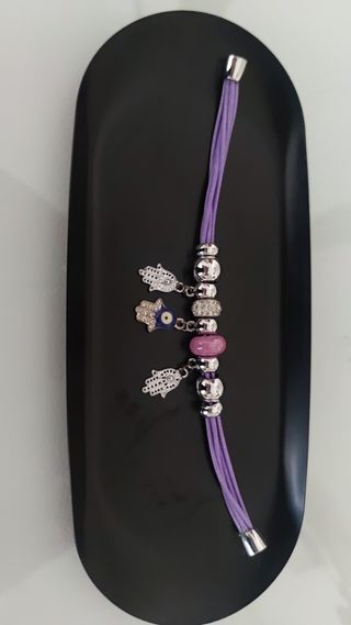 Pulsera morada con abalorios y Hamsa