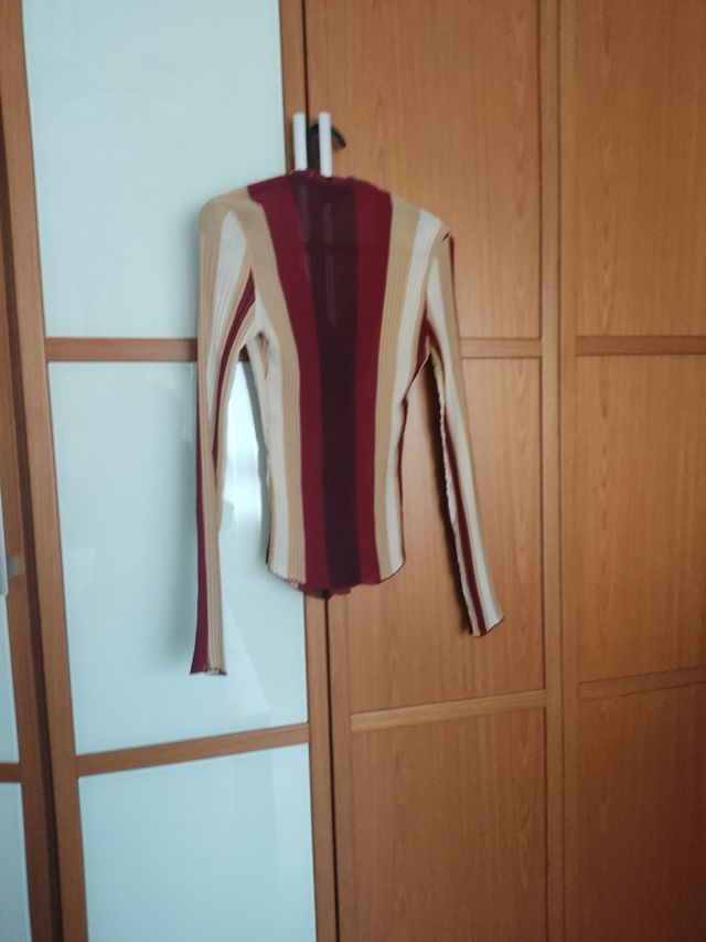 Camisa de rayas beige y roja