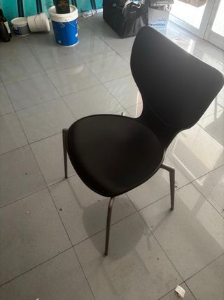 Sillas negras de diseño 4 en buen estado