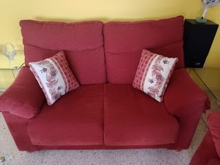Sofá de pana rojo de dos plazas