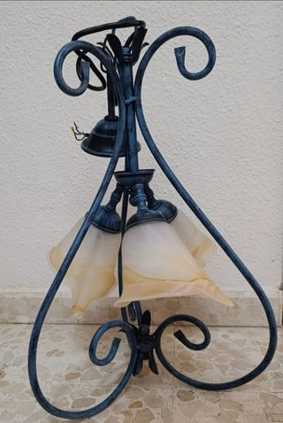 Lámpara de techo azul con tulipas