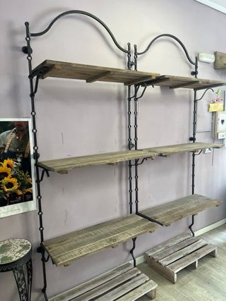Estantería de pared madera y hierro forjado