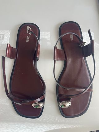 Sandalias Zara burdeos detalle plateado