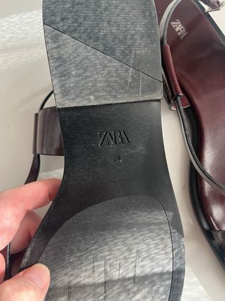 Sandalias Zara burdeos detalle plateado