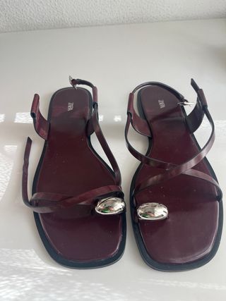 Sandalias Zara burdeos detalle plateado