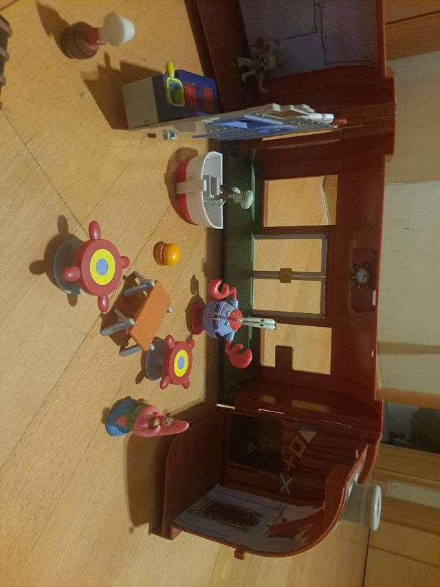 Casa Bob Esponja y figuras