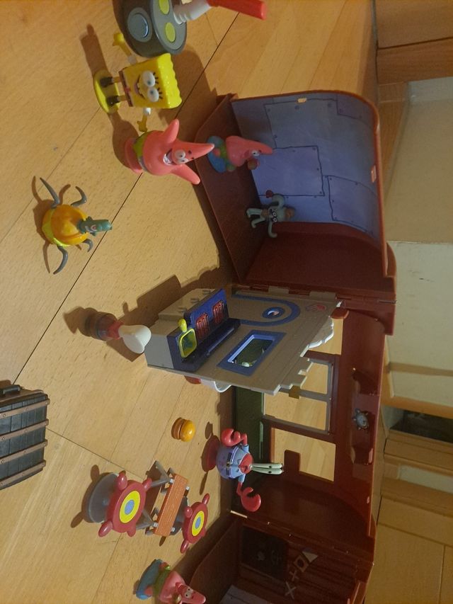 Casa Bob Esponja y figuras