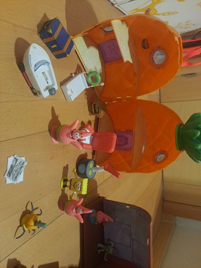 Casa Bob Esponja y figuras