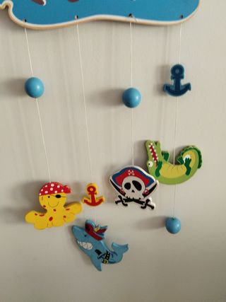 Móvil de barco pirata con figuras