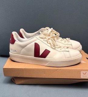 Zapatillas Veja Blancas y Rojas