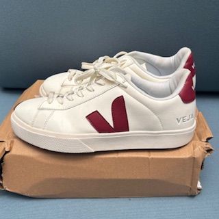Zapatillas Veja Blancas y Rojas