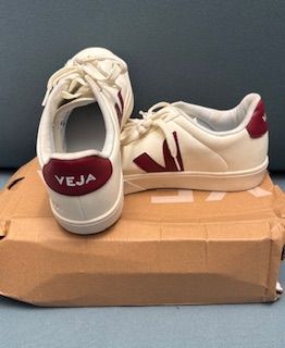 Zapatillas Veja Blancas y Rojas
