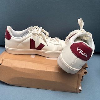 Zapatillas Veja Blancas y Rojas