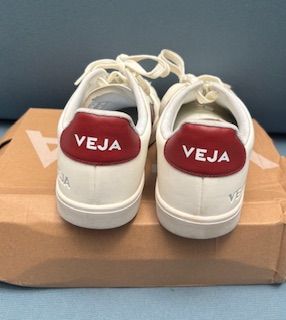 Zapatillas Veja Blancas y Rojas