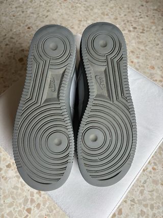 Zapatilla Nike Air Force 1 '07 Gris