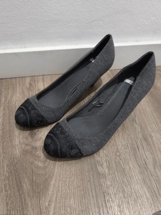 Zapatos de tacón bajo grises