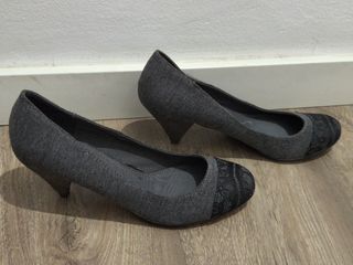 Zapatos de tacón bajo grises