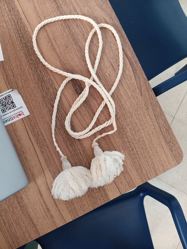 Alzapaños con borla beige y blanco