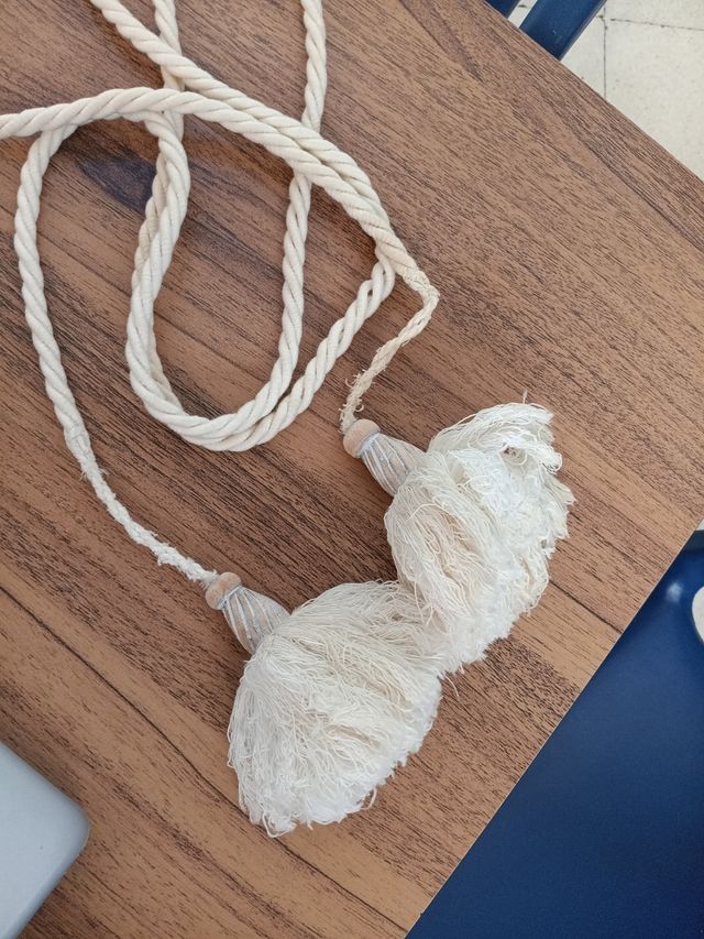 Alzapaños con borla beige y blanco