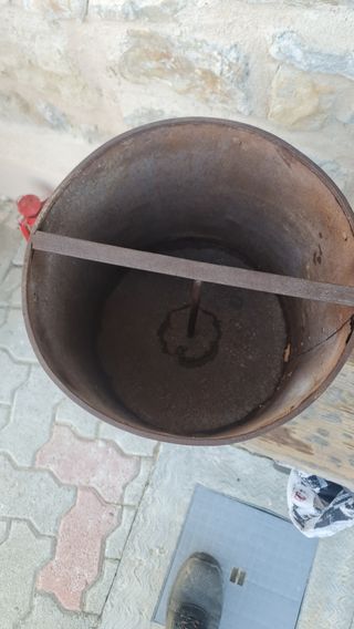 Vecchio misuratore cereali in metallo