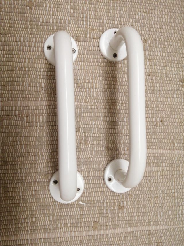 2 Tiradores de Baño Metálicos Blancos