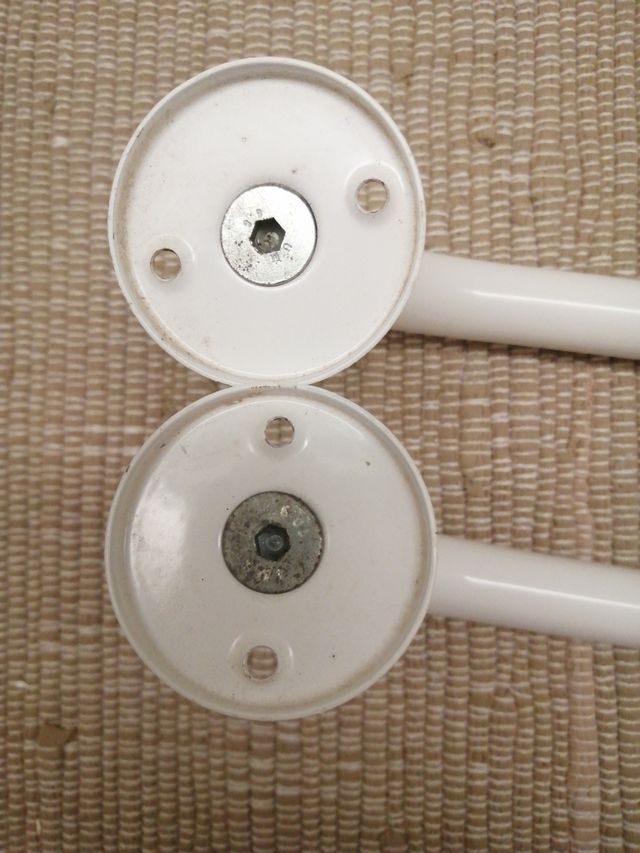 2 Tiradores de Baño Metálicos Blancos