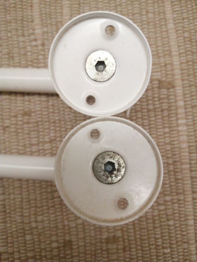 2 Tiradores de Baño Metálicos Blancos