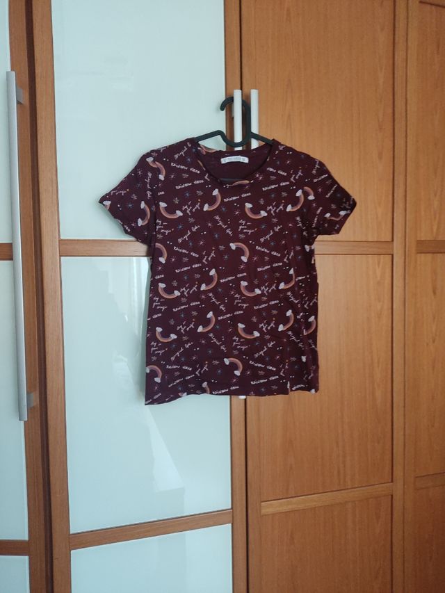 Camiseta morada con estampado de arcoíris