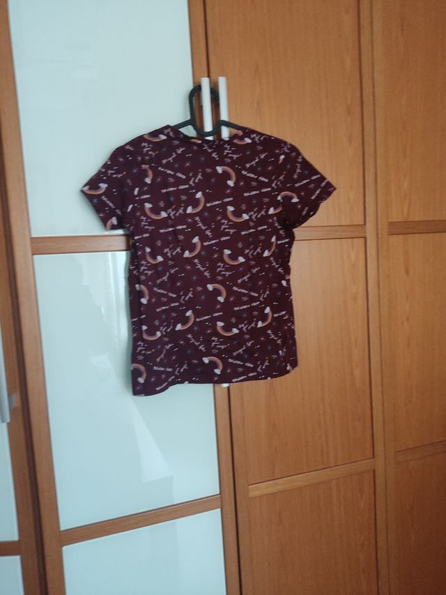 Camiseta morada con estampado de arcoíris