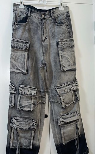 Pantaloni cargo grigi e neri