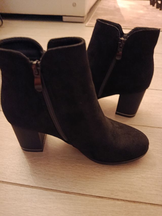 Stivaletti scamosciati Pittarello neri