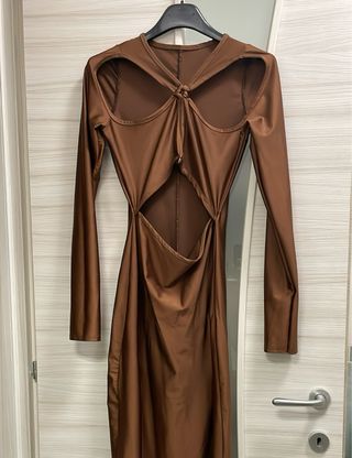 Abito marrone con cut-out