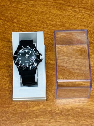 Reloj analógico de cuarzo negro
